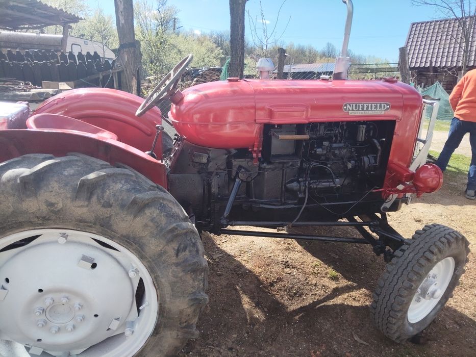 Vând tractor fent
