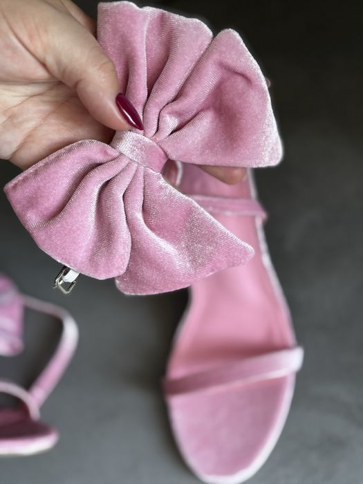 Sandale roz din catifea