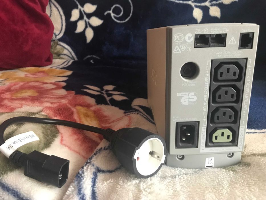 APC Back-UPS CS 650 4 ieșiri (baterie noua + cablu Schuko)