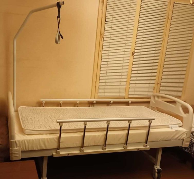 Механично болнично легло