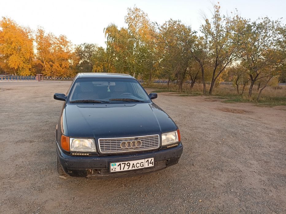 Ауди 100 на ходу.