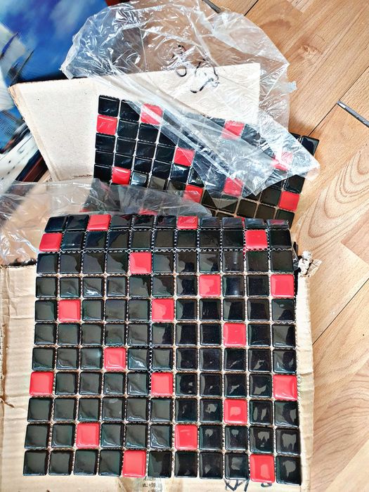 Кафель в стиле хай-тек откосы и обои новые остаточные после ремонта