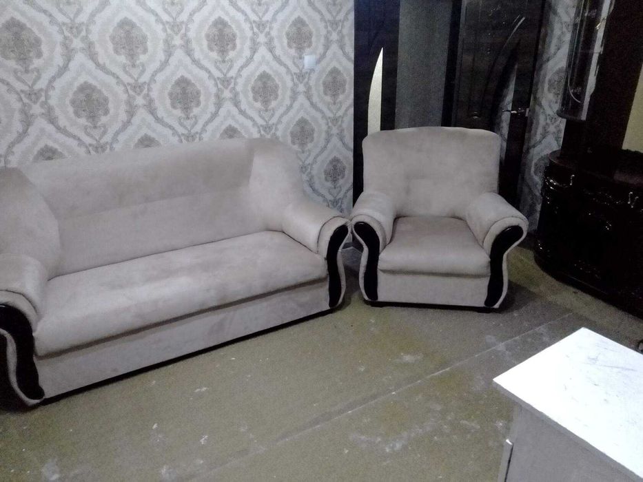 У меня есть друг человек который делает мебель новой.