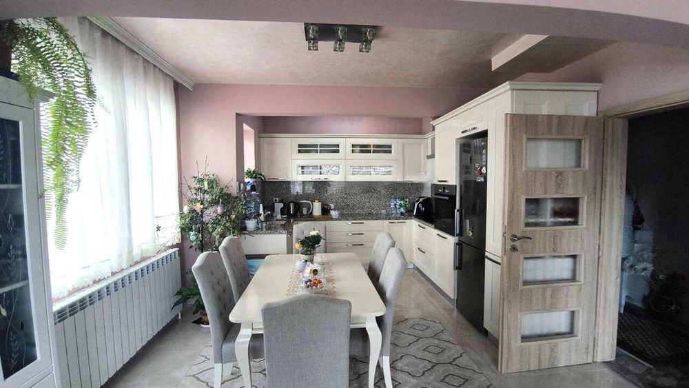 Обзаведен етаж с 3 спални + мансарден двустаен + гараж + двор