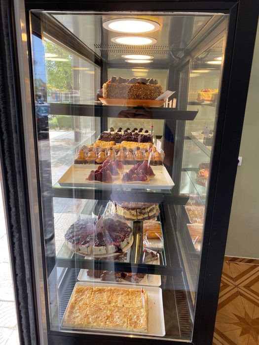 Сладкарска витрина за торти