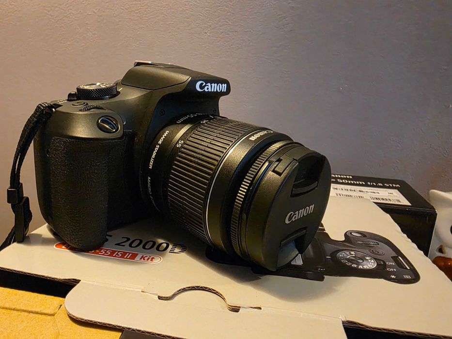 Фотоапарат Canon EOS 2000D + 2 обектива