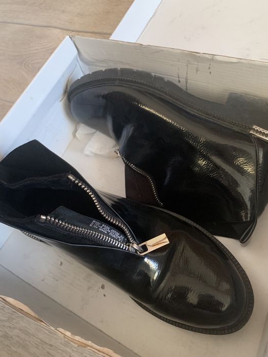 Аяқ киімдер сатылады