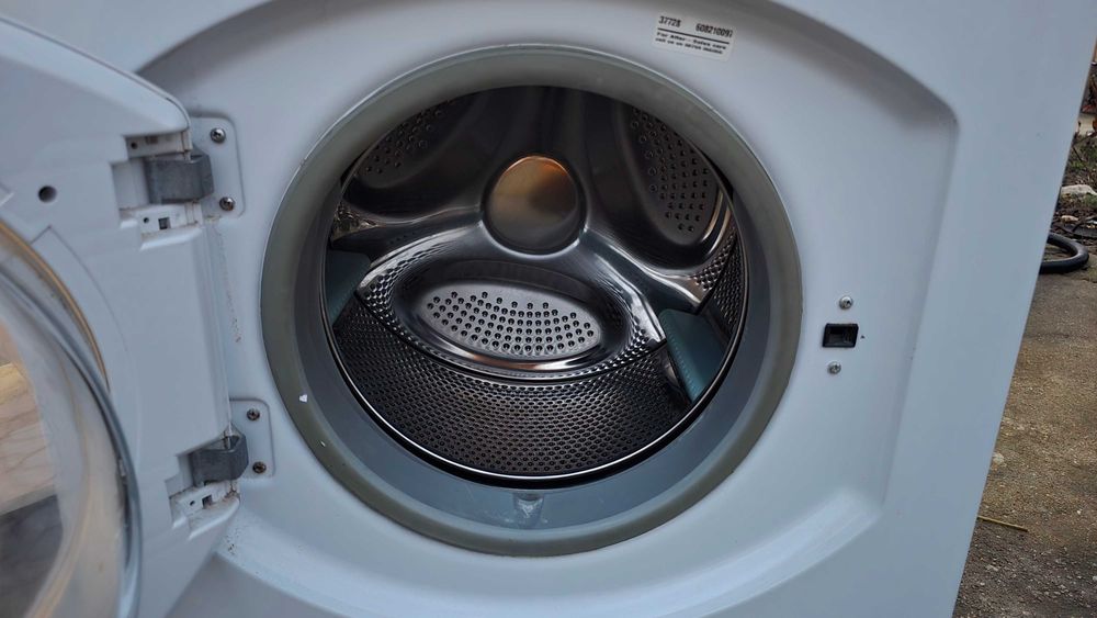 Продавам пералня със сушилня Hotpoint Модел AMXXF149