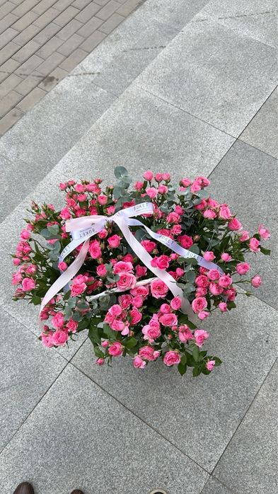 Пышная корзина из кустовых роз