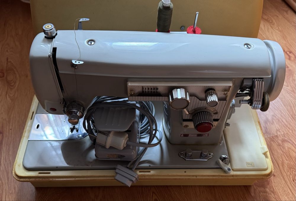 Mașină de cusut electrică vintage PMC (Cugir) - metalică, complet funcțională