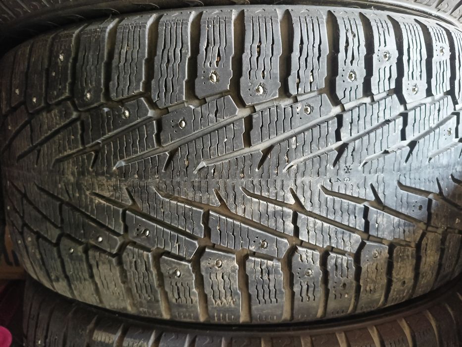 Шины зимние Б/У  295/40 R21