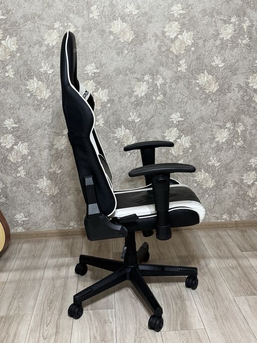 Игровое кресло DXRacer Prince