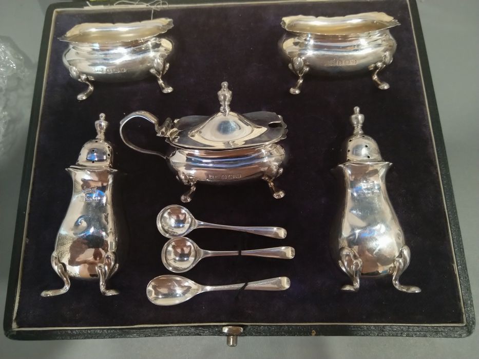 Продавам сребърен Английски сет за хайвер и подправки  1920 година