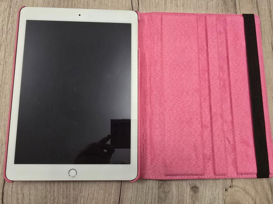iPad Pro 9.7" 128GB с розов калъф