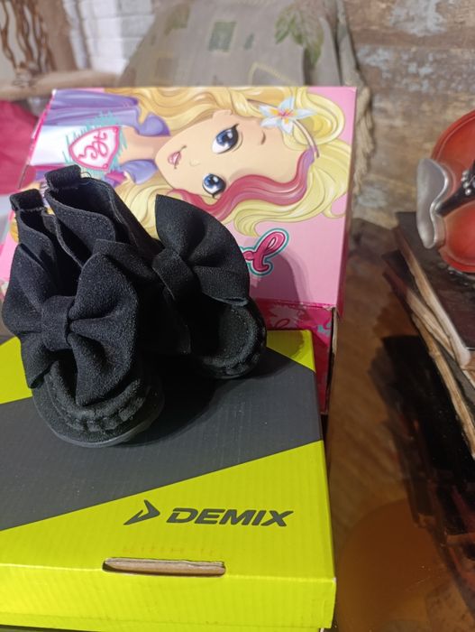 Обувь детскую брендовую продам