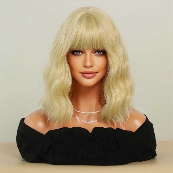 Златисто руса вълнообразна перука с бретон - 40 см