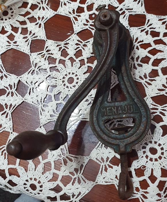 Râșniță veche in stare foarte buna