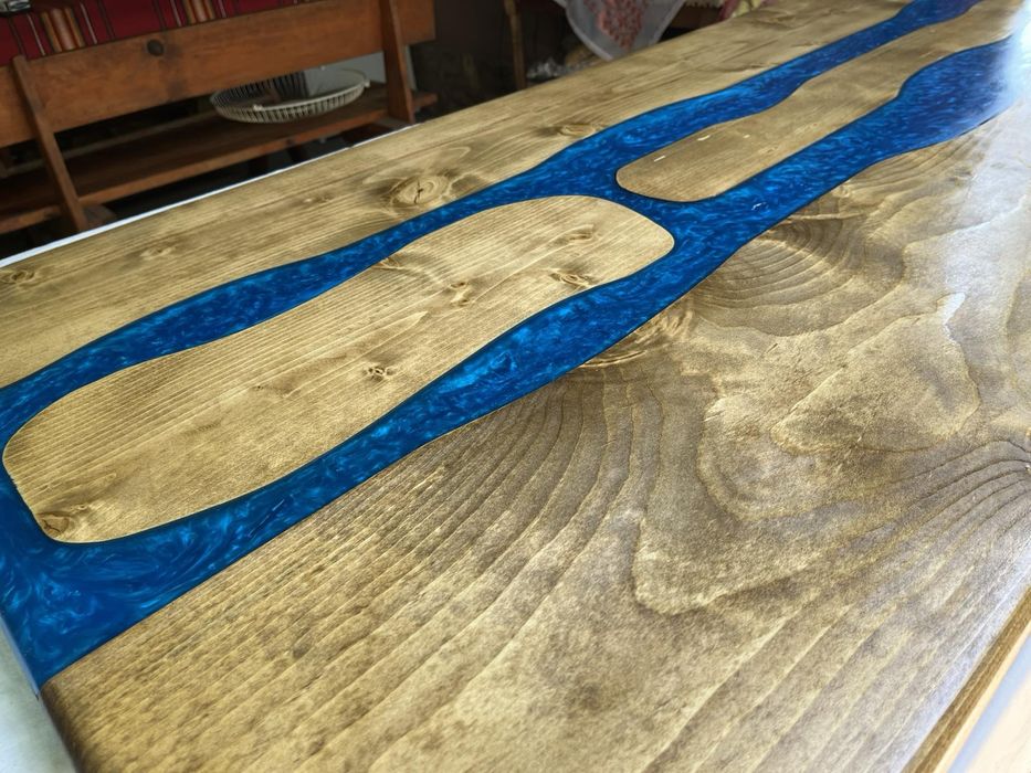 Маса от масивно дърво и епоксидна смола