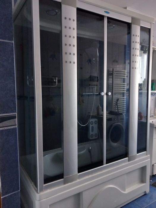 Cabină mare de duș cu cadă, cu hidromasaj cu: ventilație, două dușuri,