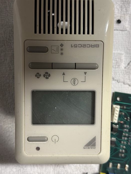 Платки, моторчета, датчици и стенно дистанционно за VRV клим. Системи