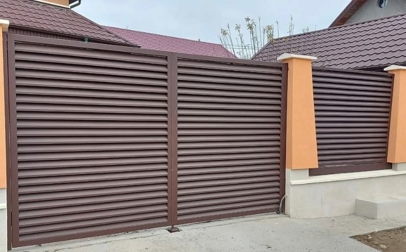 Garduri și porți din jaluzele șipcă metalică place de beton