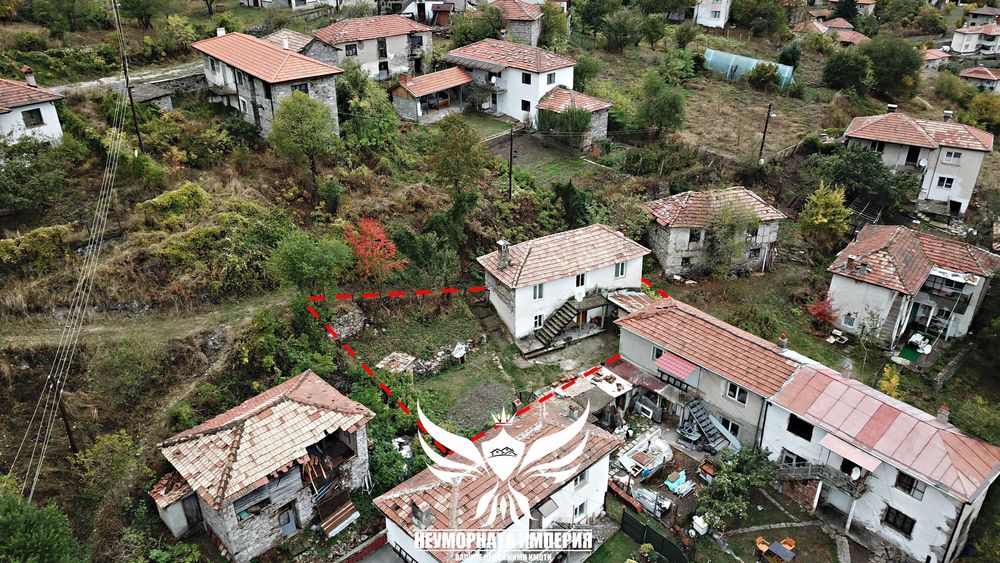 Продавам двуетажна къща с 106РЗП и 244кв.м. дворно място УПИ в село Мостово във вилната зона, област Пловдив