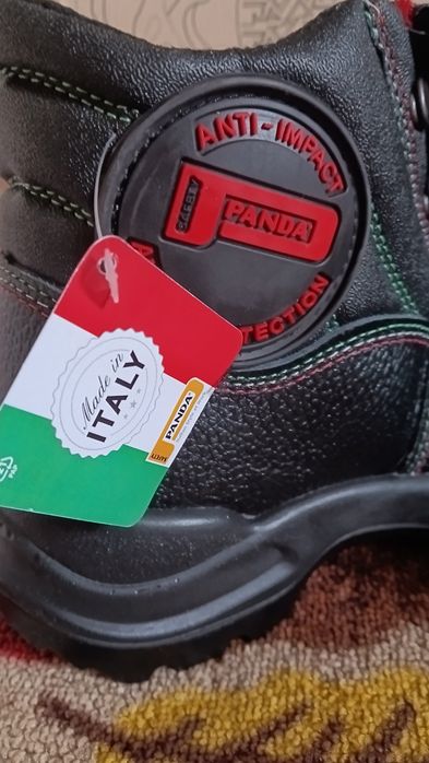 Работни обувки с метално бомбе.