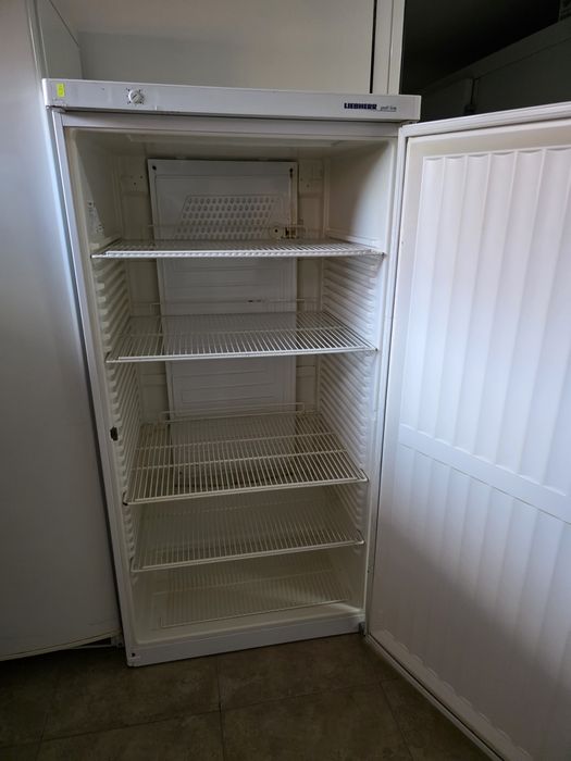 Продавам вертикален фризер Gorenje – голям, работещ