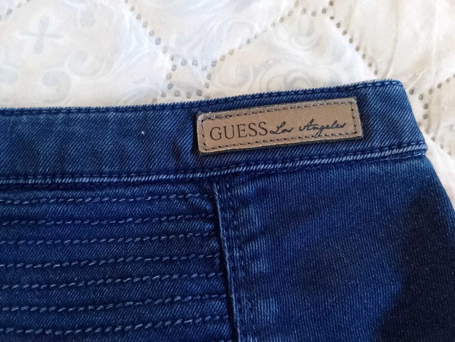 Елегантна дънкова пола на GUESS - в чудесно състояние, 12 евро.
