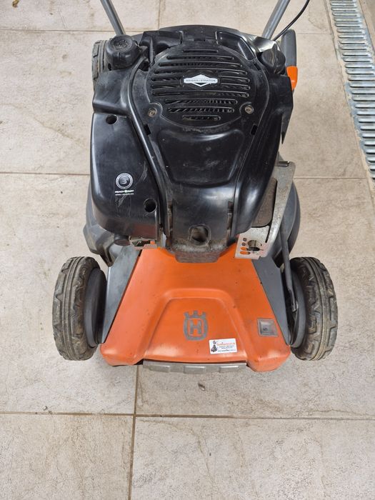 Masina de tuns gazon Husqvarna LC 35Masina de tuns HUSQVARNA Autopropulsata, Motor Briggs & Stratton)