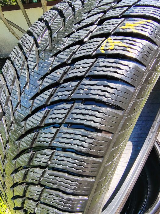 Гуми  235/45/18 4бр. Nokian