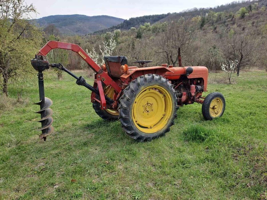 Трактор с Ямокопател