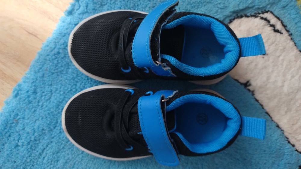 Adidasi baiat marimea 23