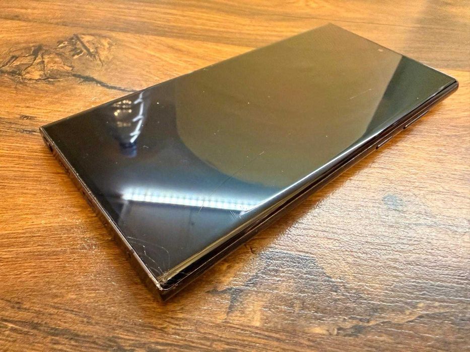 Samsung S 22 Ultra Negru cu ecranul fisurat