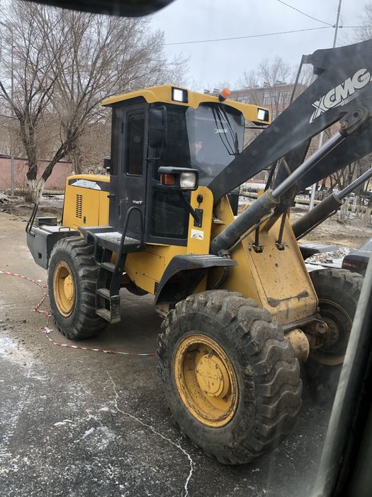 Погрузчик и камаз