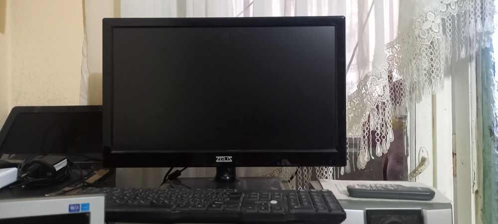 Komplekt Kompyuter hamda qo'shimcha monitor sotiladi