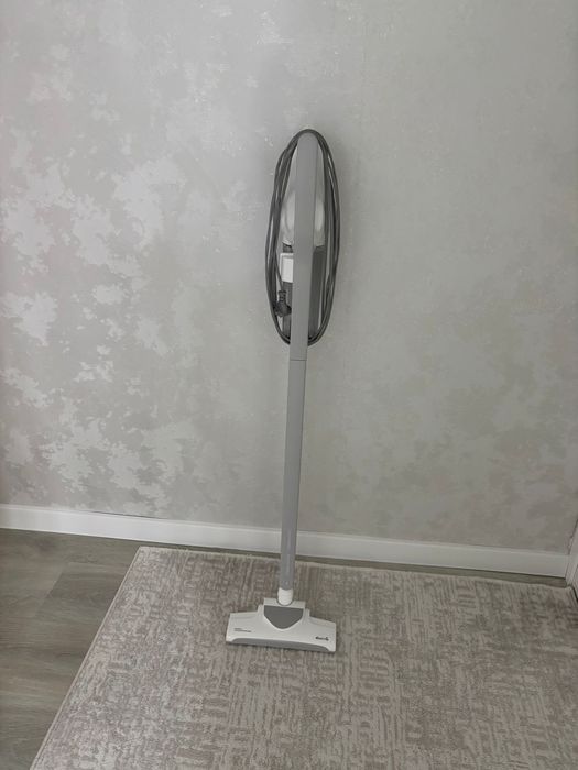 Продам пылесос вертикальный проводной