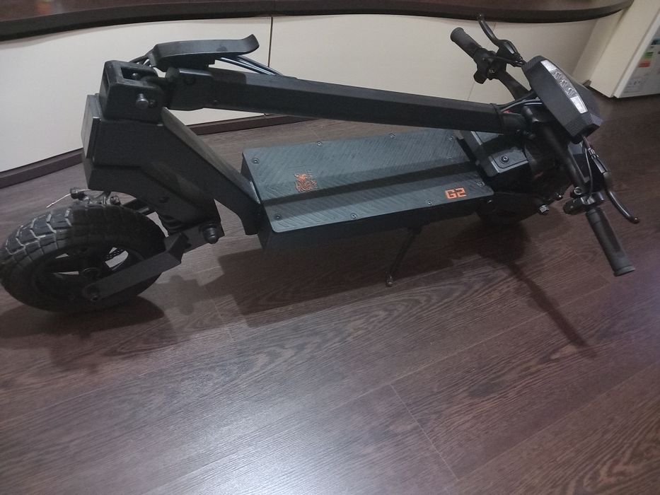 Trotinetă electrică și cască