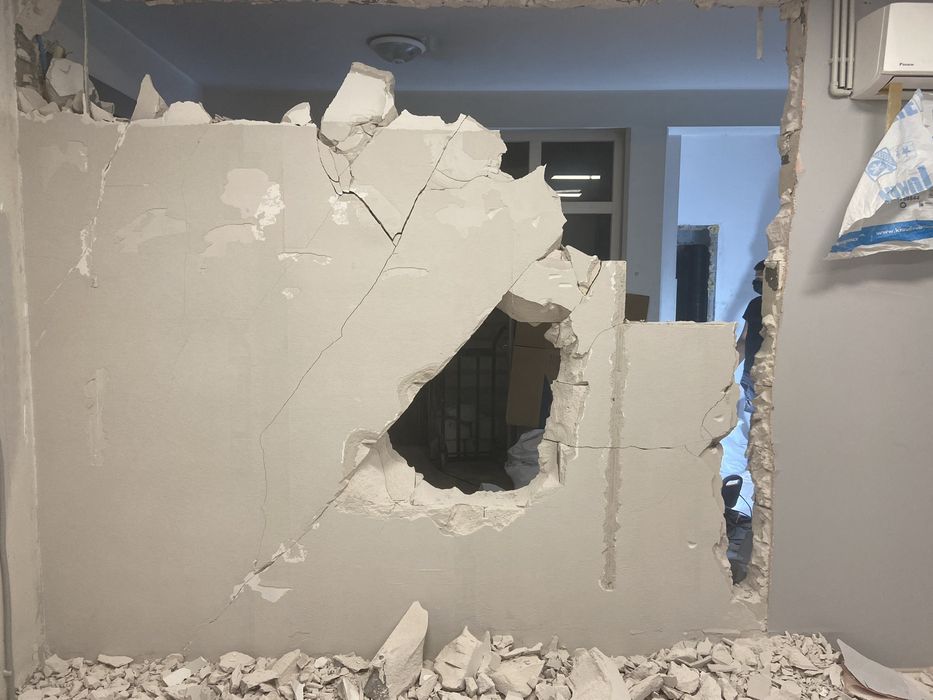 Къртене и извозване на строителни отпадъци. Кърти чисти извозва.