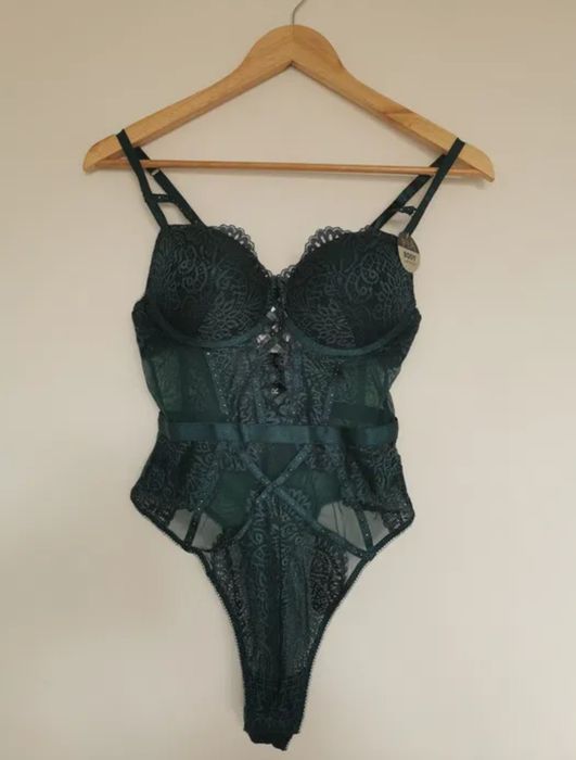 Дамско дантелено боди с подплатени чашки