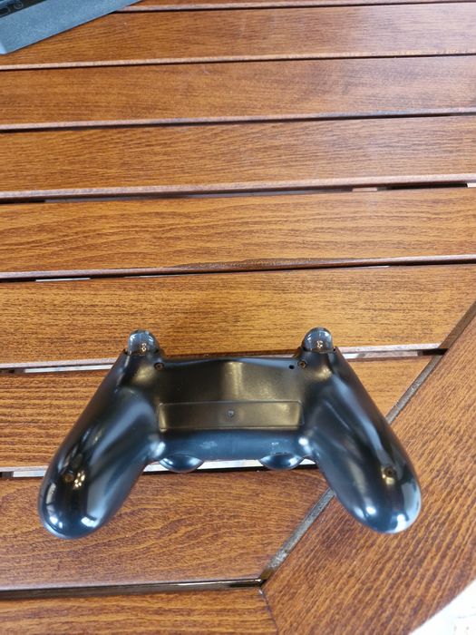 Ps4-slim pe negru