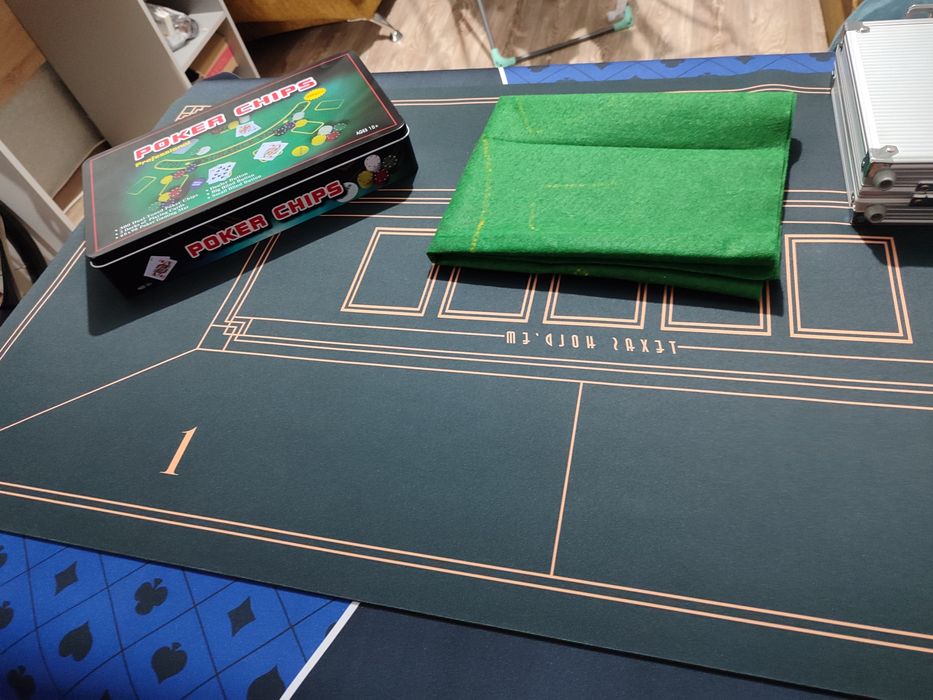Продам покерный набор б/у+сукно новое