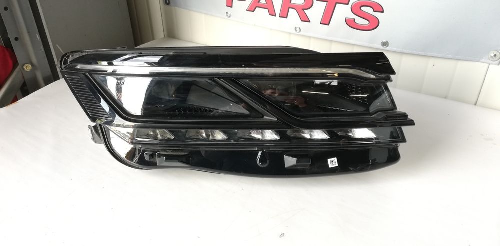 Десен и ляв фар VW Touareg 3 (2018-2024)