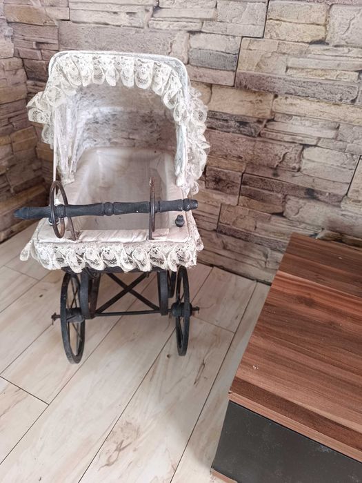 Старинна количка за кукли
