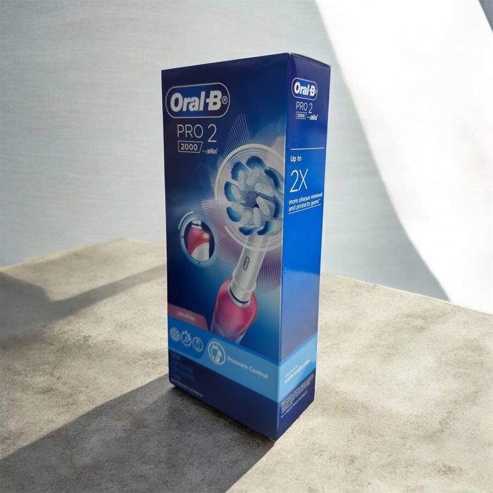 Электрическая зубная щетка Oral-B Pro 2  2000