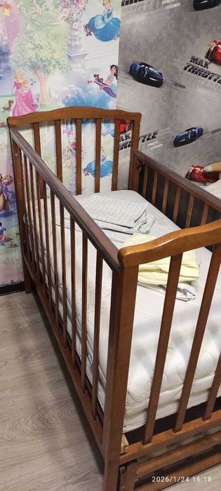 Детская кроватка с матрасами.