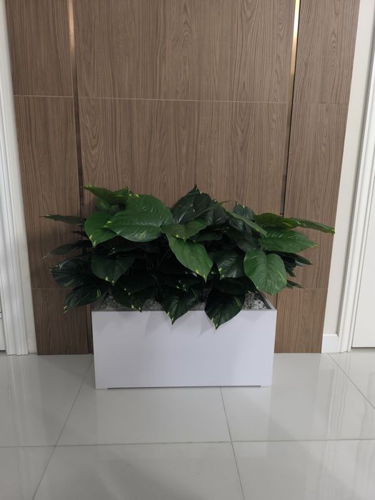 Искусственный цветы и кашпо деревянные из мдф