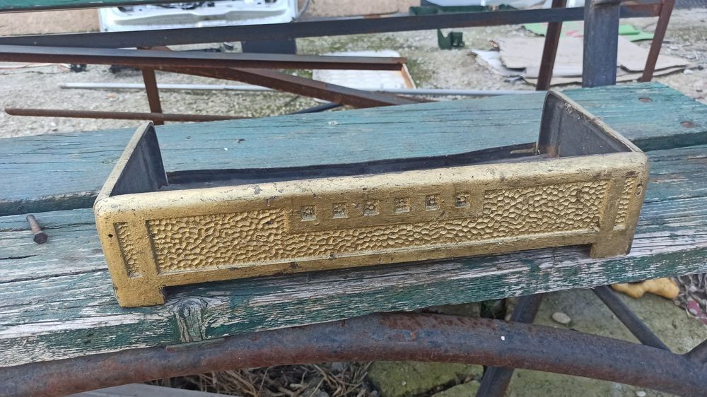 Masca semineu din fonta