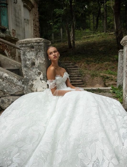 Свадебное платье с цветочным декором