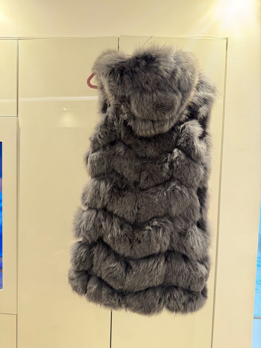 Vesta de blana naturala cu gluga , stare foarte buna